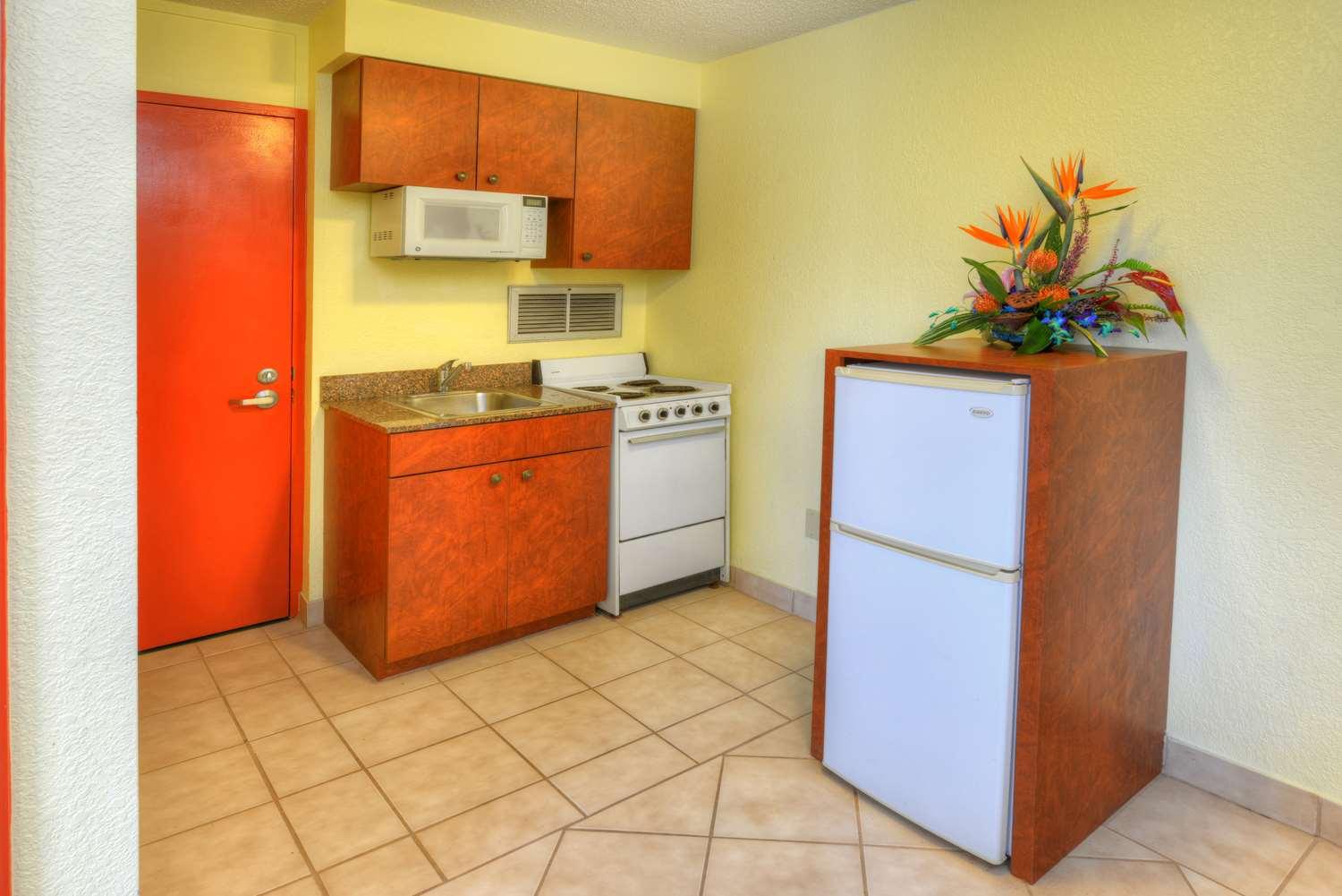 Best Western Aku Tiki Inn Daytona Beach Exterior photo